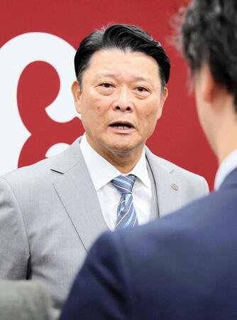 オーナー報告を行い、報道陣に対応した橋上監督代行