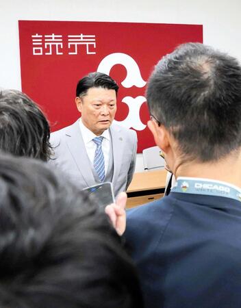 オーナー報告を行い、報道陣に対応した巨人・橋上監督代行