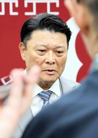 オーナー報告を行い、報道陣に対応した巨人・橋上監督代行