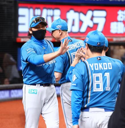 突破を決め、笑顔を見せる新庄監督（撮影・中島達哉）