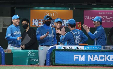 ＣＳファイナル進出を決め喜ぶ新庄監督（撮影・金田祐二）