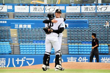 無安打無失点で勝利し、前嶋と抱き合う亜大・川尻