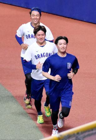 　秋季練習で走り込む中日の（手前から）吉田、金丸、高橋宏＝バンテリンドーム
