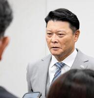 オーナー報告を行い、報道陣に対応した橋上監督代行