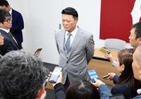 オーナー報告を行い、報道陣に対応した巨人・橋上監督代行