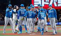 西武に勝利しファイナルステージ進出を決め、タッチを交わす日本ハムナイン