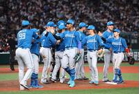西武に勝利をあげ、タッチを交わす日本ハムナイン（撮影・中島達哉）
