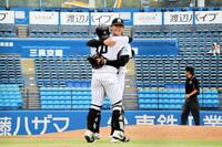 無安打無失点で勝利し、前嶋と抱き合う亜大・川尻