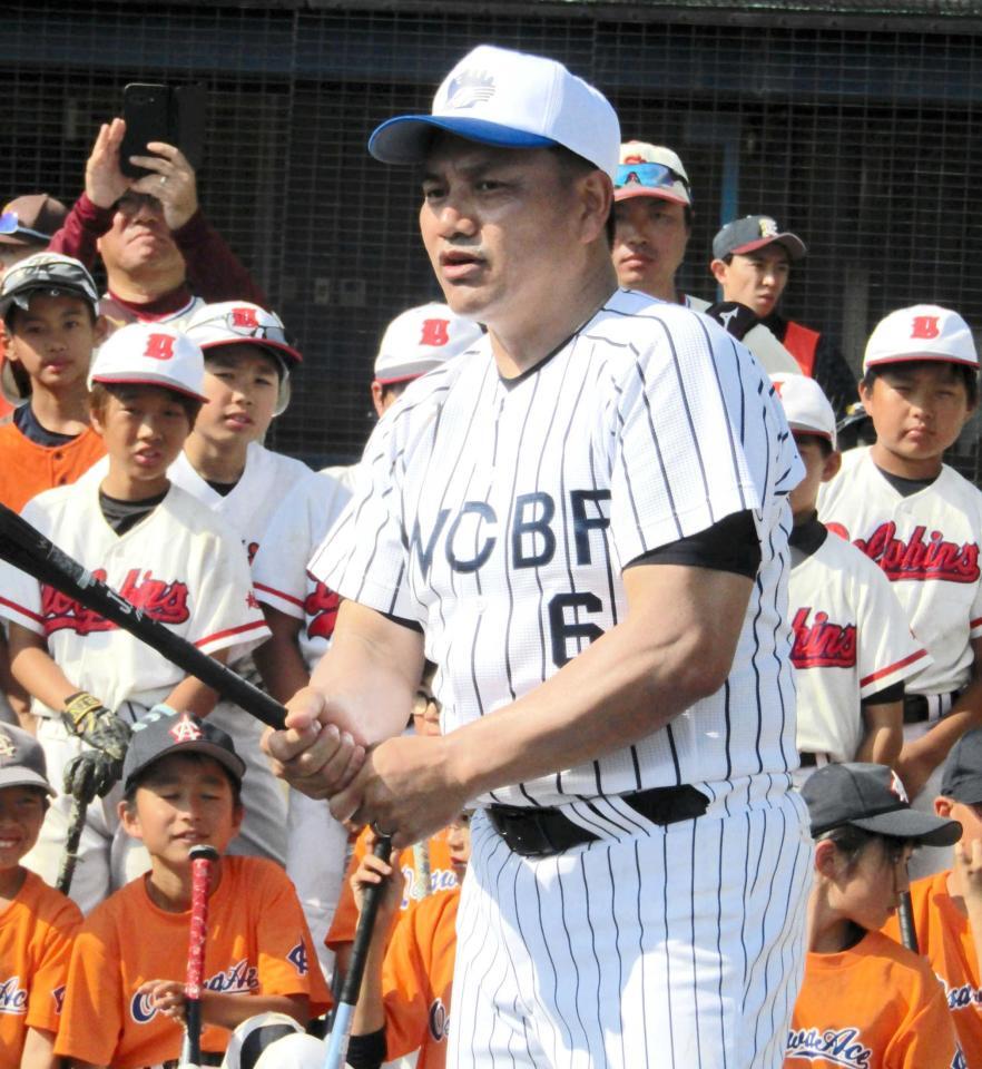 　「ＪＡ全農ＷＣＢＦ少年野球教室」に参加し、打撃指導をする侍ジャパン・井口監督（撮影・伊藤玄門）