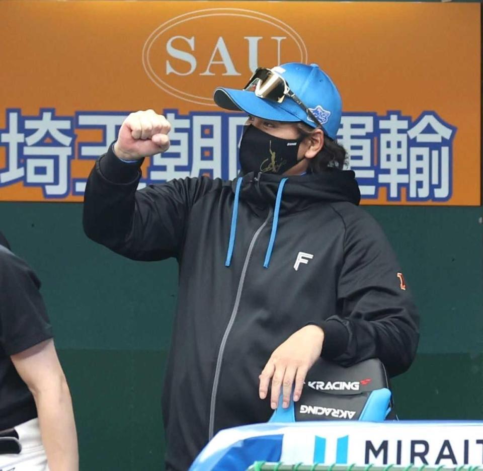 　２回、野村の先制打にガッツポーズの新庄監督（撮影・金田祐二）
