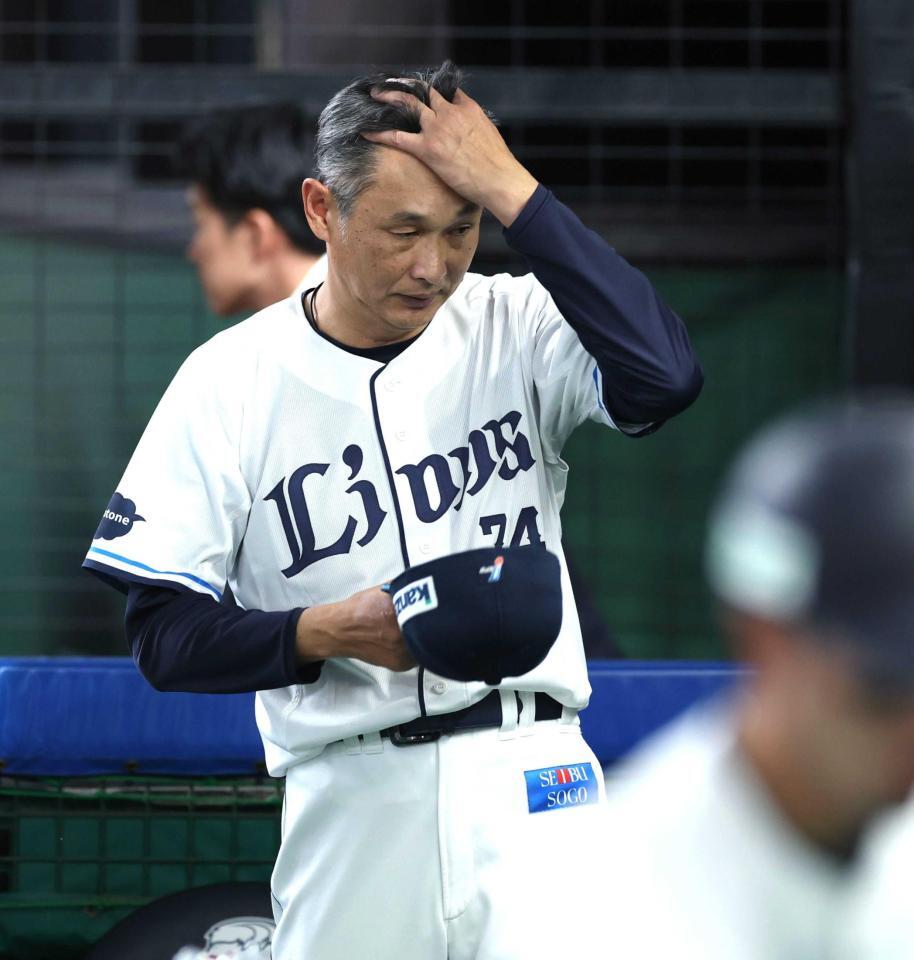 　ＣＳファイナル進出ならず悔しそうにグラウンドを後にする西口監督（撮影・金田祐二）