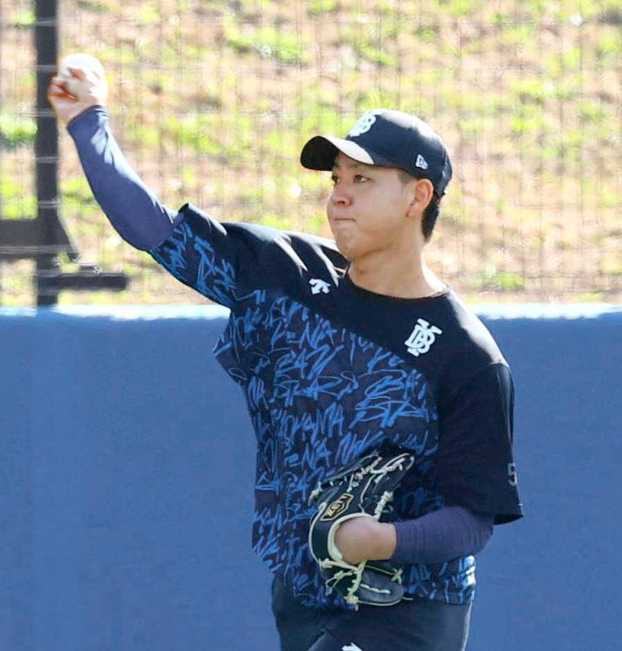 　キャッチボールする平良（撮影・石井剣太郎）
