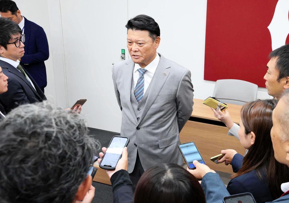 オーナー報告を行い、報道陣に対応した巨人・橋上監督代行