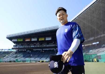 　練習に向かう牧（撮影・中田匡峻）
