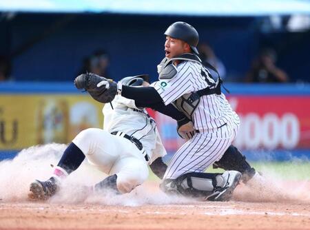 ８回、国学院大・石野蓮授の本塁生還を阻止する亜大・前嶋藍（右）＝撮影・石井剣太郎