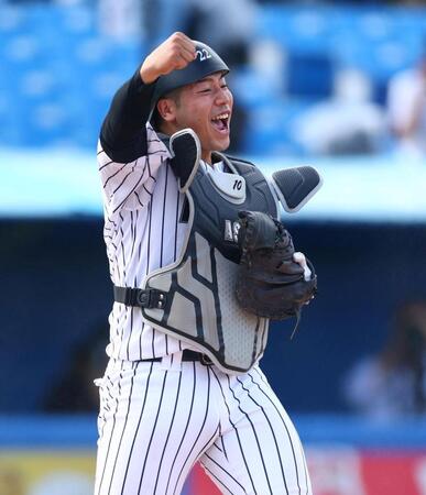 ８回、国学院大・石野蓮授の本塁生還を阻止しガッツポーズの亜大・前嶋藍（撮影・石井剣太郎）