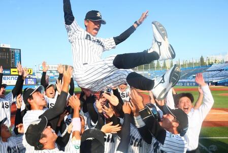 胴上げされる亜大・正村公弘監督（撮影・石井剣太郎）