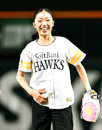 始球式を務めたフィギュアスケートの岡田芽依
