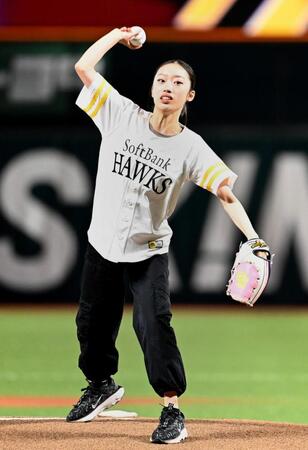 始球式を務めるフィギュアスケートの岡田芽依