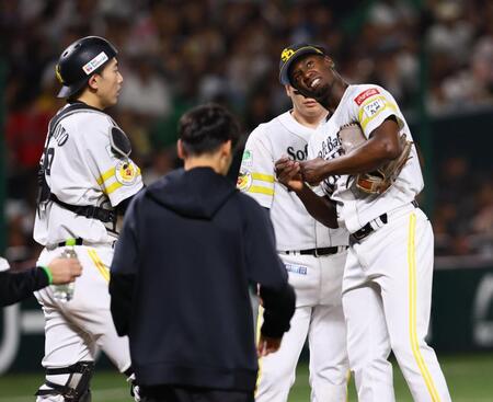 ３回、ピンチを招き、顔をしかめるモイネロ（右）＝撮影・中島達哉