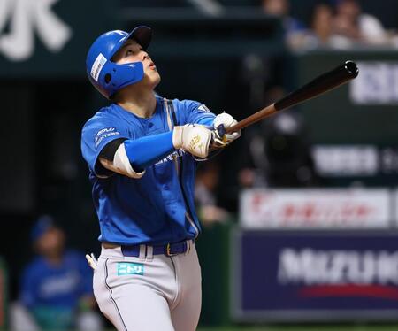 ３回、勝ち越しとなる右犠飛を放つ柴田（撮影・中島達哉）