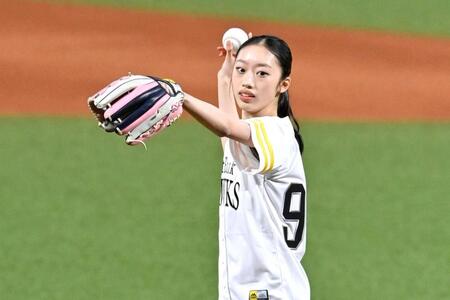 始球式を務めるフィギュアスケート女子の岡田芽依さん