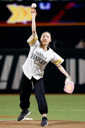 始球式を務めるフィギュアスケート女子の岡田芽依さん