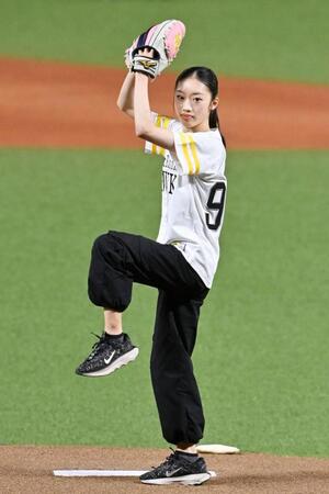 始球式を務めるフィギュアスケート女子の岡田芽依さん