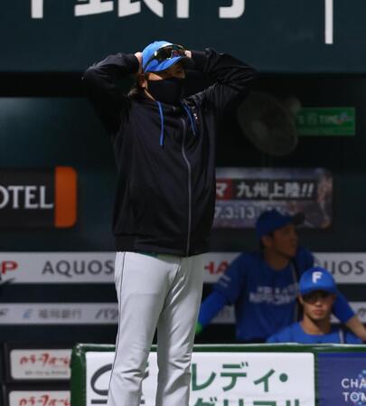 ４回、頭を抱えながら選手交代を告げる新庄監督（撮影・中島達哉）
