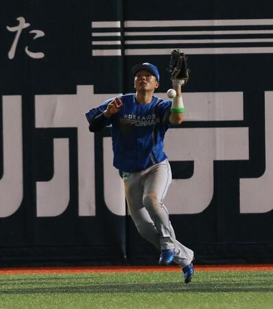 ４回、正木の打球を落球し、適時失策する郡司（撮影・中島達哉）