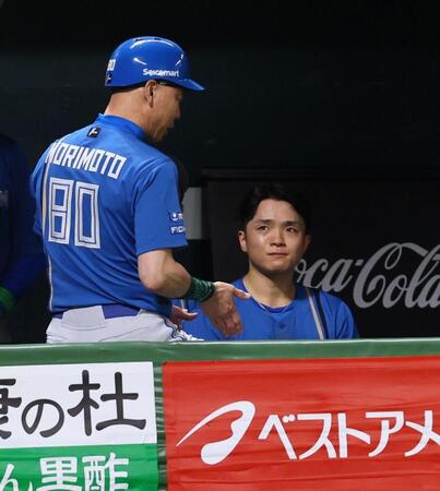 ４回裏終了後、森本外野守備走塁コーチ（左）の話を聞く郡司（撮影・中島達哉）