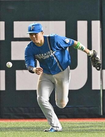 ４回、正木の飛球を失策した郡司。勝ち越しの生還を許す