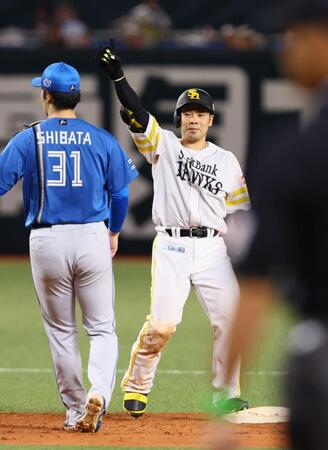 ４回、適時二塁打を放ち、ベンチに向かってポーズをとる近藤（撮影・中島達哉）