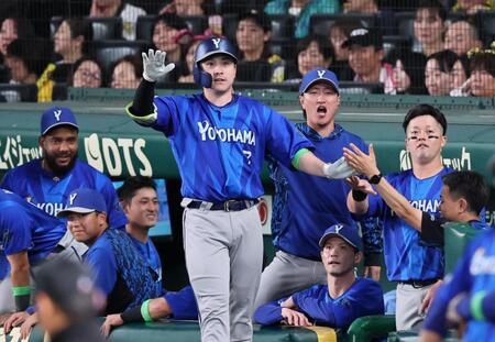 ６回、ソロを放った佐野（中央）＝撮影・田中太一