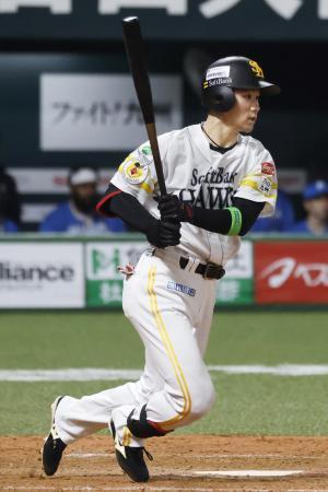 　４回ソフトバンク１死満塁、庄子が右前に同点打を放つ＝みずほペイペイドーム