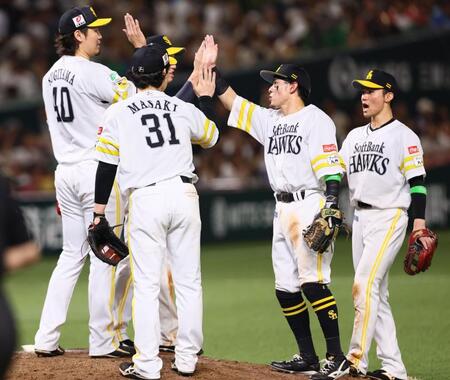 日本ハムに勝利をあげ、タッチを交わすソフトバンクナイン＝みずほｐａｙｐａｙドーム福岡（撮影・中島達哉）