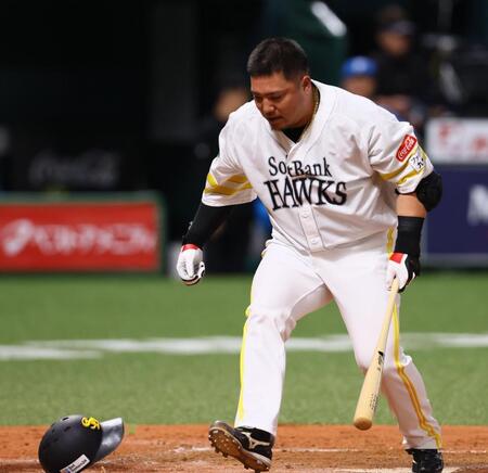 ２回、空振り三振を喫する山川（撮影・中島達哉）