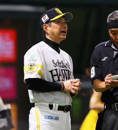 ８回、選手交代を告げる小久保監督（撮影・中島達哉）