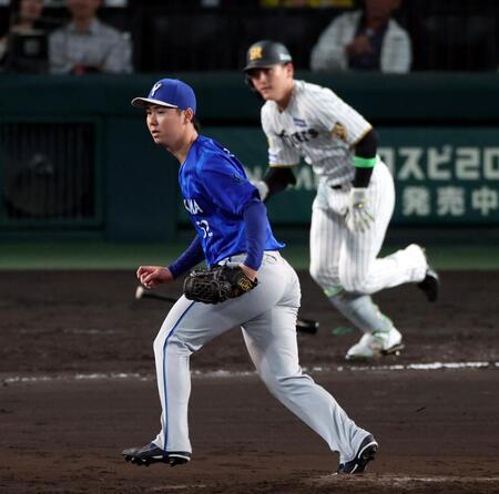 ８回阪神２死、ＤｅＮＡ・浜地真澄は阪神・高寺望夢を二塁ゴロに打ち取る＝甲子園（撮影・山口登）