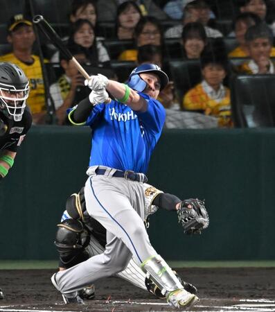 ６回、ソロを放つ佐野（撮影・飯室逸平）
