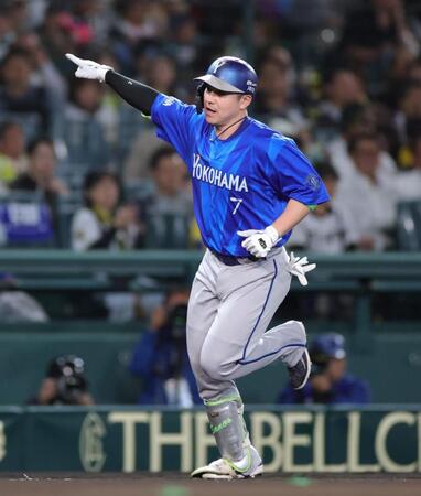 ６回、佐野は中越えに本塁打を放ち、大喜びでダイヤモンドを回る（撮影・坂部計介）
