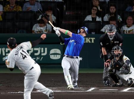 ６回ＤｅＮＡ２死、右中間にソロを放つＤｅＮＡ・佐野恵太（投手　阪神・村上頌樹、捕手　阪神・坂本誠志郎）＝甲子園（撮影・山口登）