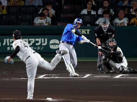 ６回、右中間にソロを放つ佐野（撮影・山口登）