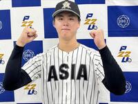 ノーヒットノーランを達成し、笑顔でガッツポーズする亜大・川尻