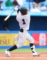 ３回、先制２ランを放つ亜大・山里宝（撮影・石井剣太郎）