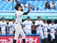７回、勝ち越しを許した亜大・田崎颯士＝神宮（撮影・石井剣太郎）
