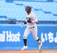 ３回、先制２ランを放った亜大・山里宝（撮影・石井剣太郎）
