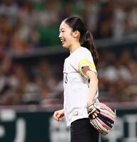始球式を務め、笑顔を見せる岡田芽依（撮影・中島達哉）