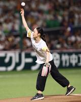 始球式を務める岡田芽依（撮影・中島達哉）