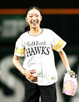 始球式を務めたフィギュアスケートの岡田芽依